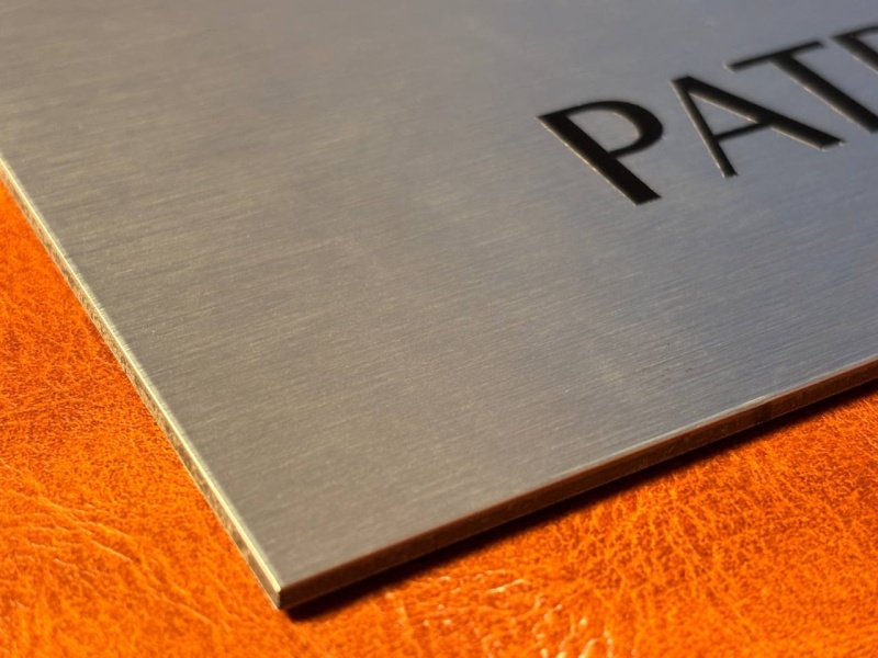 1 PATRO, stříbrná cedulka 200x200mm 