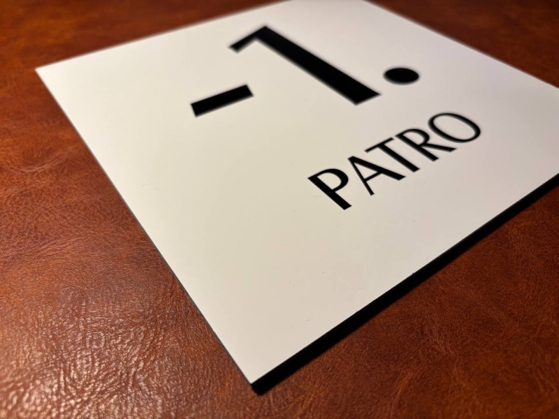 1 PATRO, stříbrná cedulka 200x200mm 