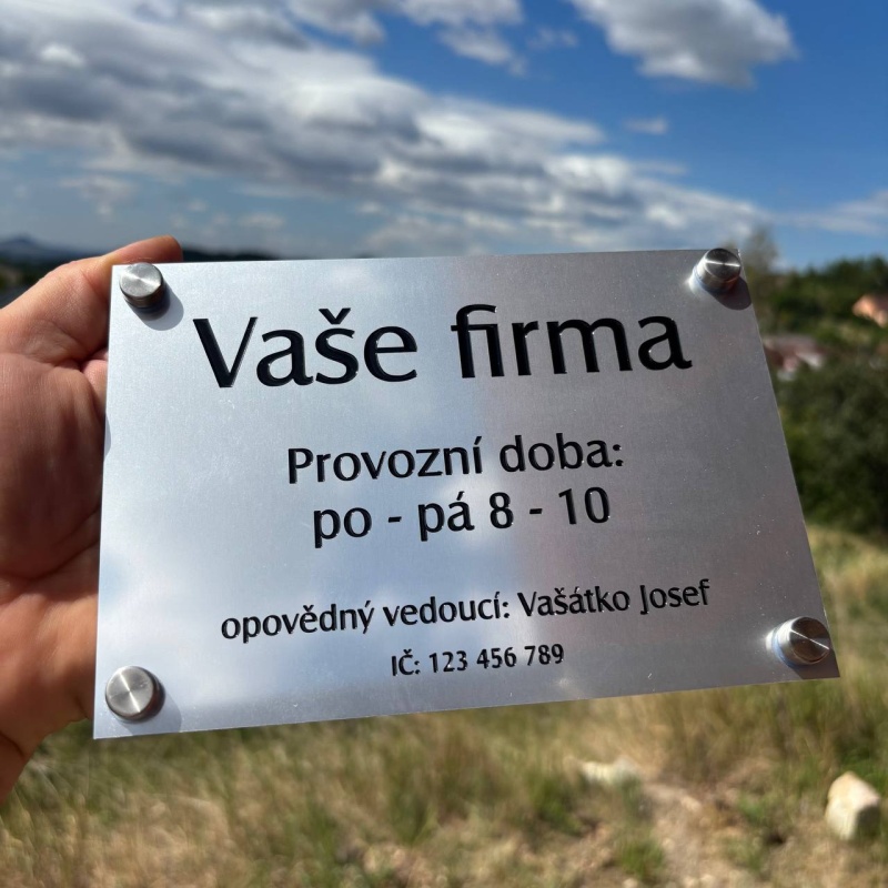 Označení firmy A4, Stříbrný lesklý hliník, gravírování, nerezové distance