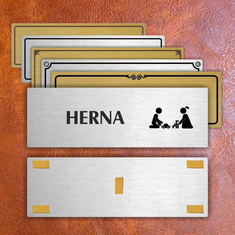 Herna, 240x79mm, stříbrná popiska s okrasným rámečkem  