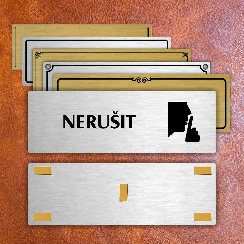 Nerušit, stříbrná popiska na dveře