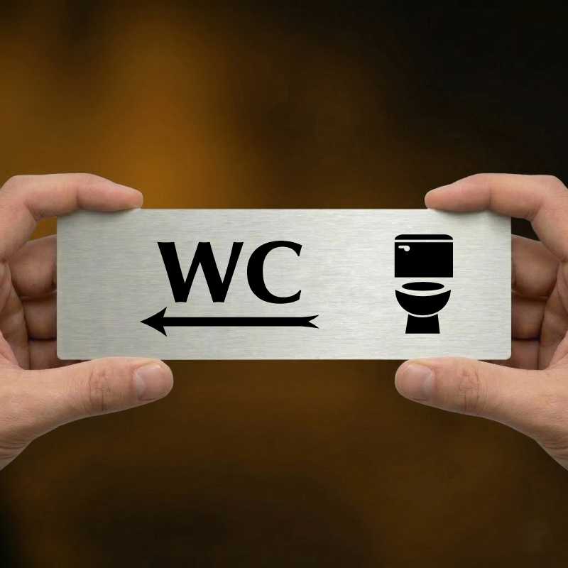 WC vlevo, 240x79mm, stříbrná popiska 