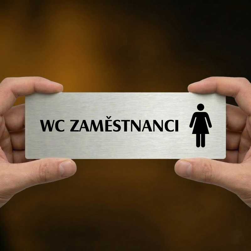 WC zaměstnanci ženy, 240x79mm, zlatá popiska s okrasným rámečkem  