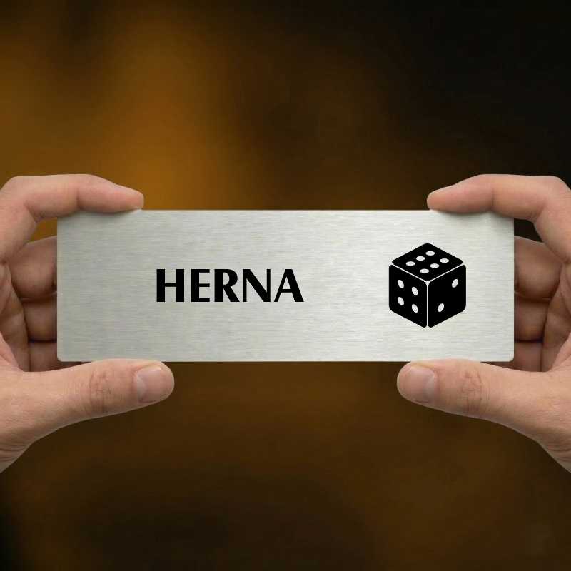 Herna, stříbrná popiska na dveře