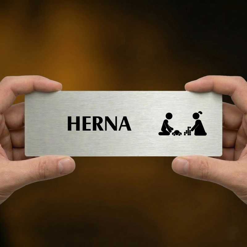 Herna, 240x79mm, stříbrná popiska s okrasným rámečkem  