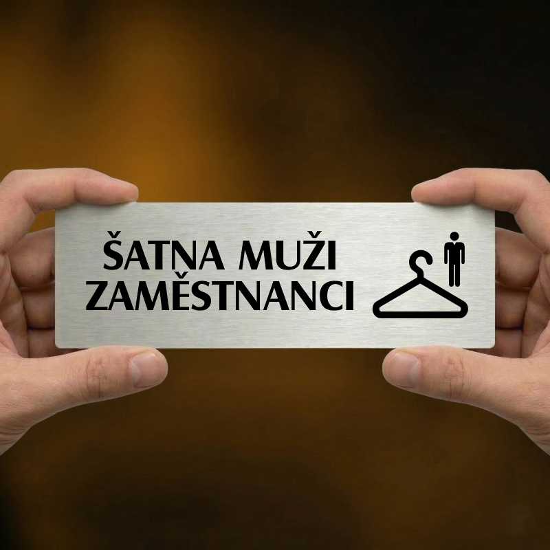 Šatna muži zaměstnanci, 200x66mm, stříbrná popiska s okrasným rámečkem  