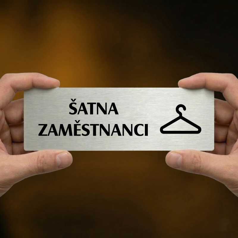 Šatna zaměstnanci, 200x66mm, stříbrná popiska s okrasným rámečkem  