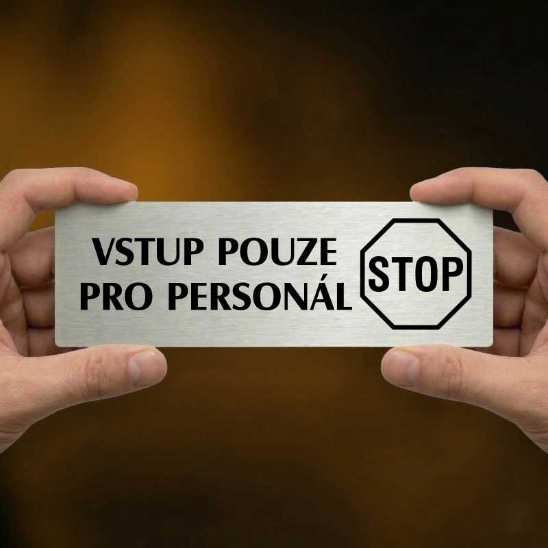 Vstup pro personál, 200x66mm, zlatá popiska s ozdobou uprostřed