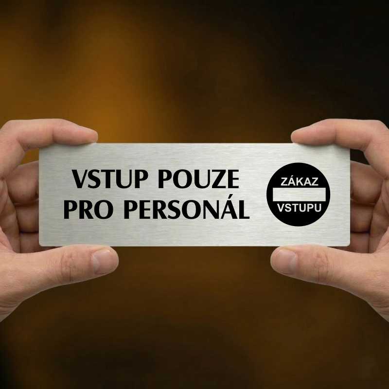 Vstup pouze pro personál, 240x79mm, zlatá popiska s okrasným rámečkem  