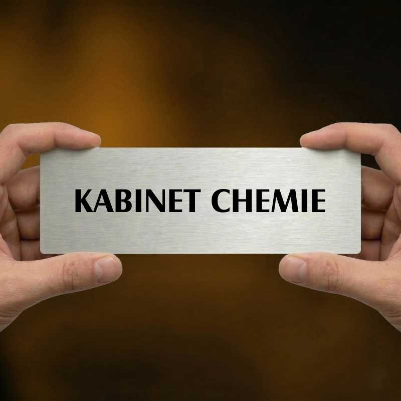 Kabinet chemie, 240x79mm, stříbrná popiska s ozdobou uprostřed