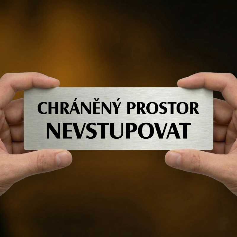 Chráněný prostor, 200x66mm, zlatá popiska s imitacemi šroubků