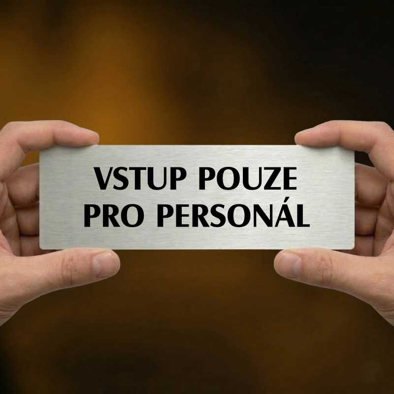 Vstup pouze pro personál, 200x66mm, stříbrná popiska 