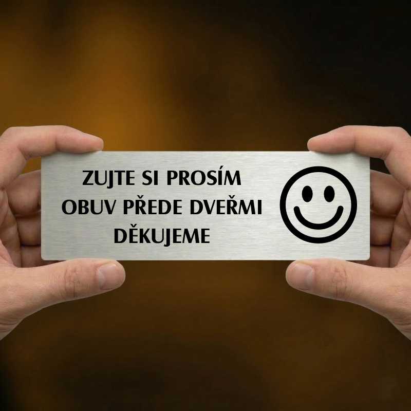 Zujte se, stříbrná popiska na dveře