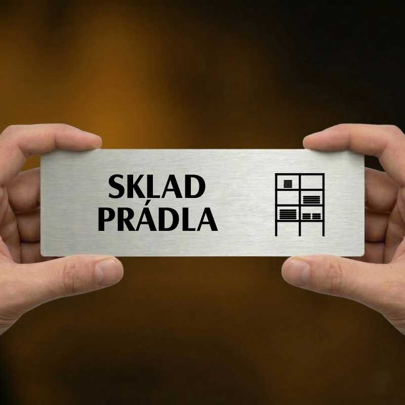 Sklad prádla, stříbrná popiska na dveře