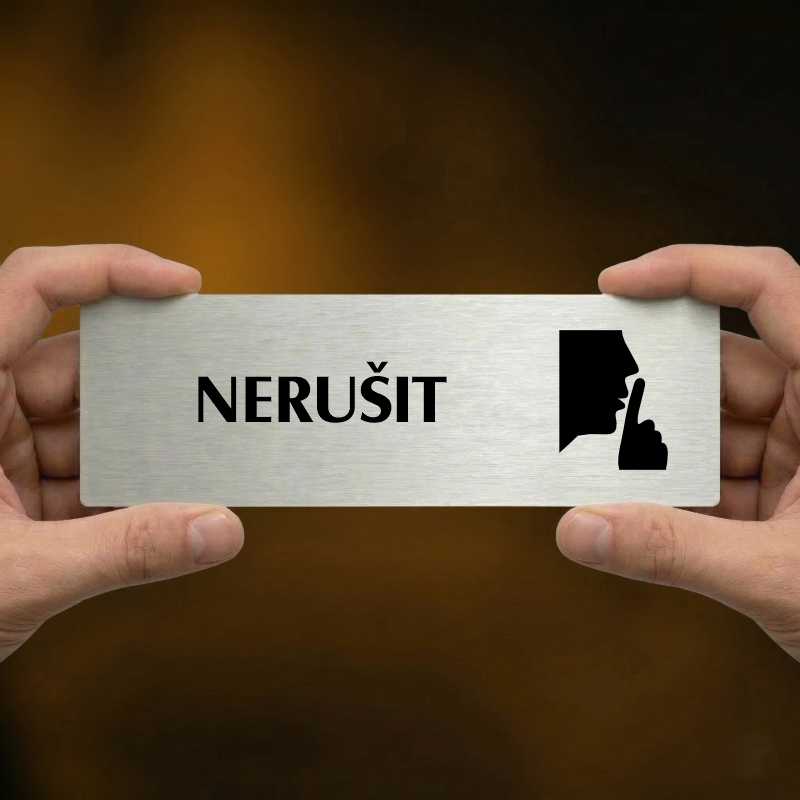 Nerušit, stříbrná popiska na dveře