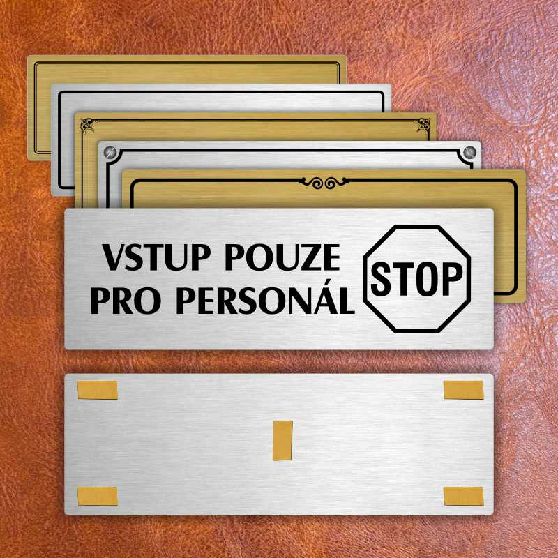 Vstup pro personál, 200x66mm, zlatá popiska s ozdobou uprostřed