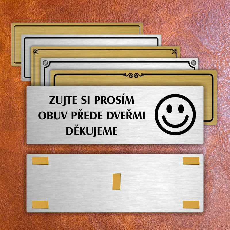 Zujte se, stříbrná popiska na dveře