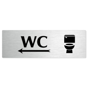 WC vlevo, stříbrná popiska na dveře