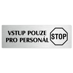 Vstup pro personál, stříbrná popiska na dveře