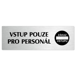 Vstup pouze pro personál, stříbrná popiska na dveře