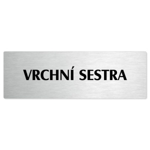Vrchní sestra, stříbrná popiska na dveře