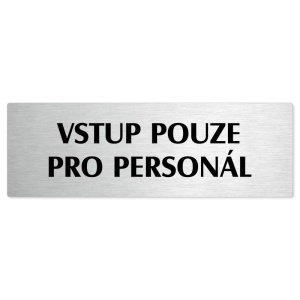 Vstup pouze pro personál, stříbrná popiska na dveře